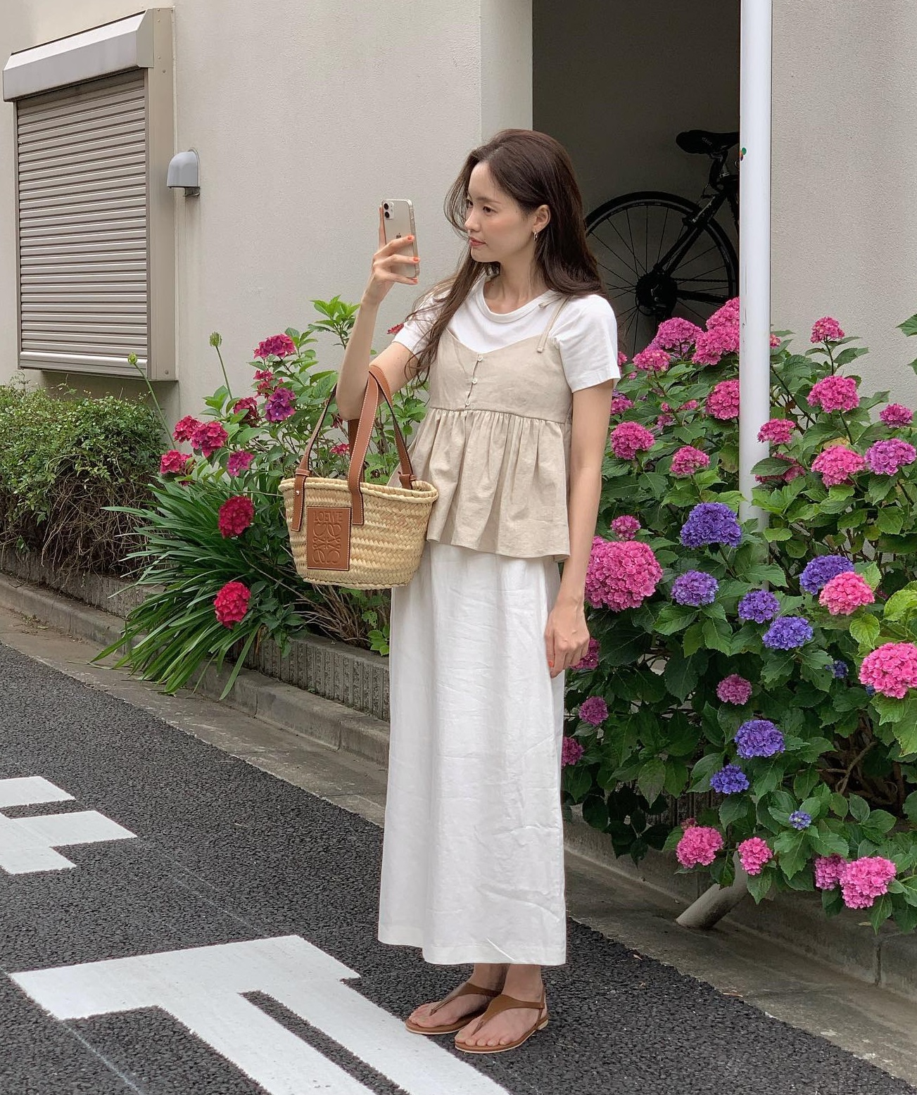 Không phải chân váy đen, chân váy trắng mới là xu hướng hè năm nay-5