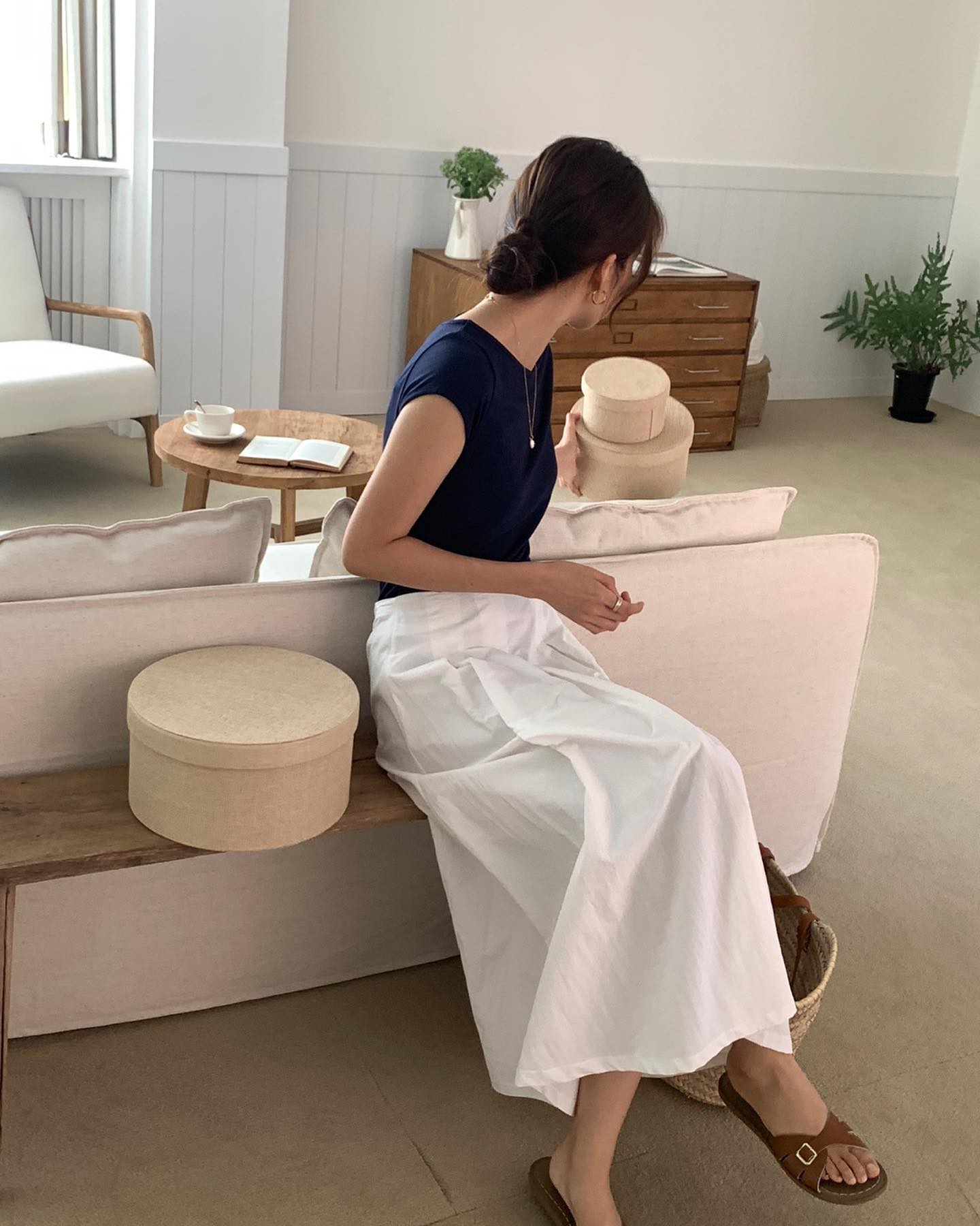 Không phải chân váy đen, chân váy trắng mới là xu hướng hè năm nay-6