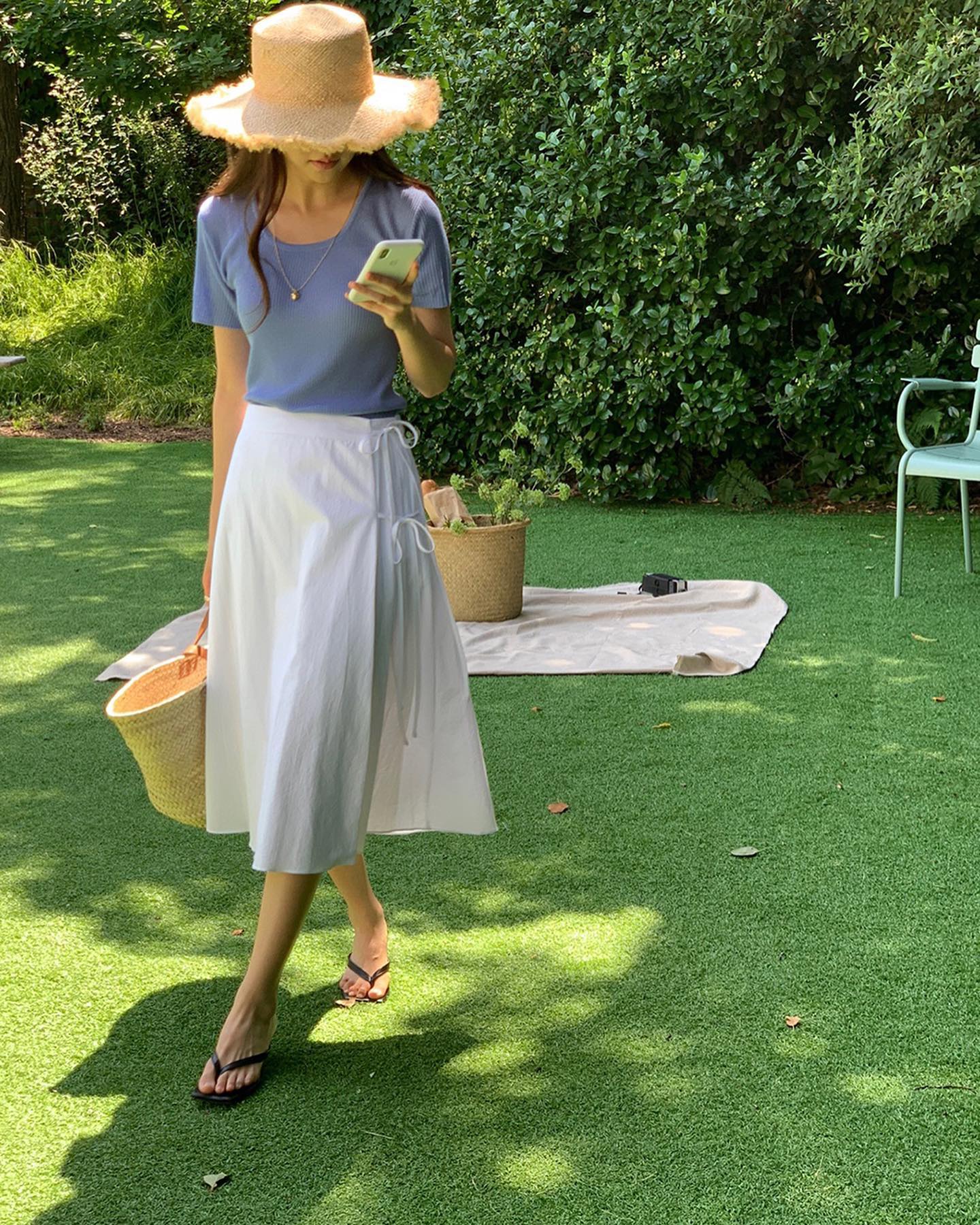 Không phải chân váy đen, chân váy trắng mới là xu hướng hè năm nay-7