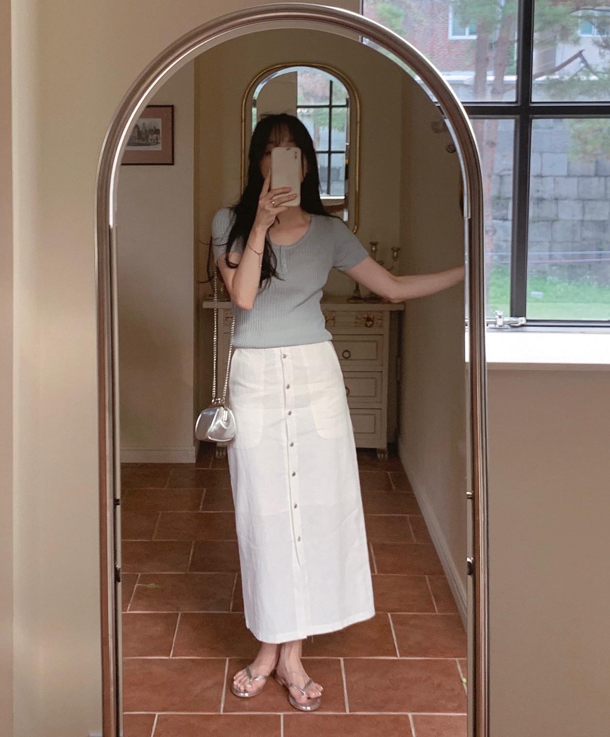 Không phải chân váy đen, chân váy trắng mới là xu hướng hè năm nay-8