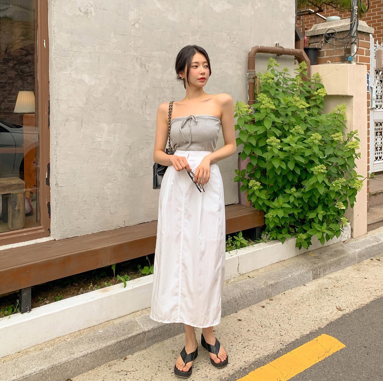 Không phải chân váy đen, chân váy trắng mới là xu hướng hè năm nay-9