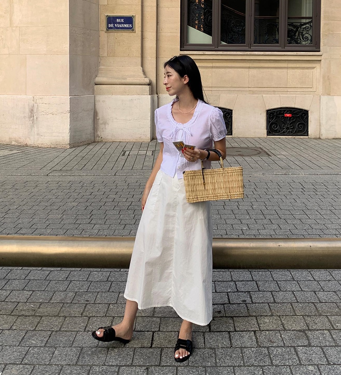 Không phải chân váy đen, chân váy trắng mới là xu hướng hè năm nay-10