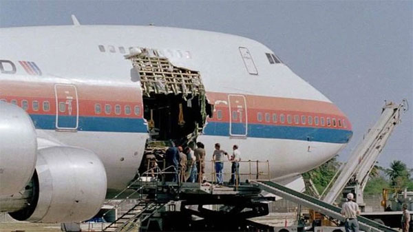 Tai nạn 34 năm trước: Máy bay phát nổ ở độ cao hơn 7.000 mét, 9 người bị hút ra ngoài-4