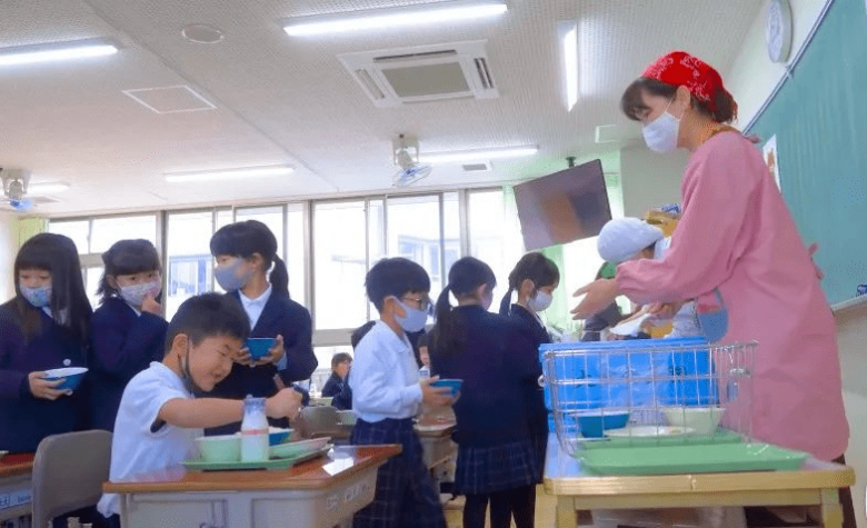 Con khen cơm trưa ở trường rất ngon, mẹ thấy vật lạ trong cặp sách của bé liền tức giận đòi chuyển trường-3