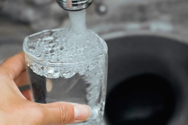 Uống quá nhiều nước có thể tăng nguy cơ phù não: 6 dấu hiệu cảnh báo cần giảm lượng nước nạp vào-1
