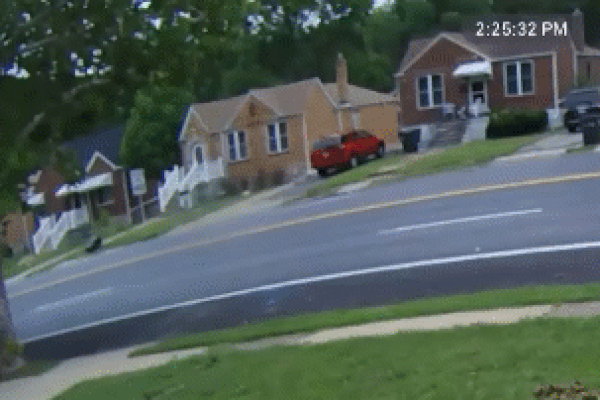 Clip: Cụ bà 73 tuổi lao ô tô như 