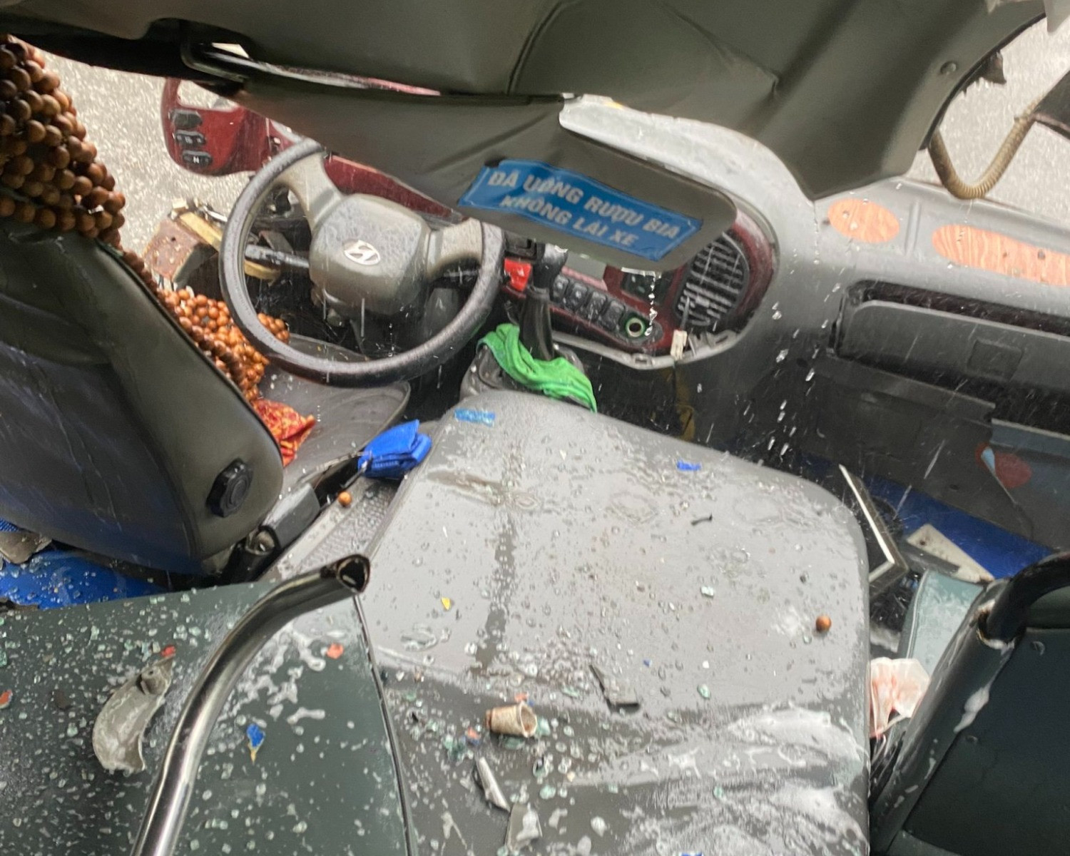 Ô tô buýt chở hàng chục hành khách va chạm với xe đầu kéo-2