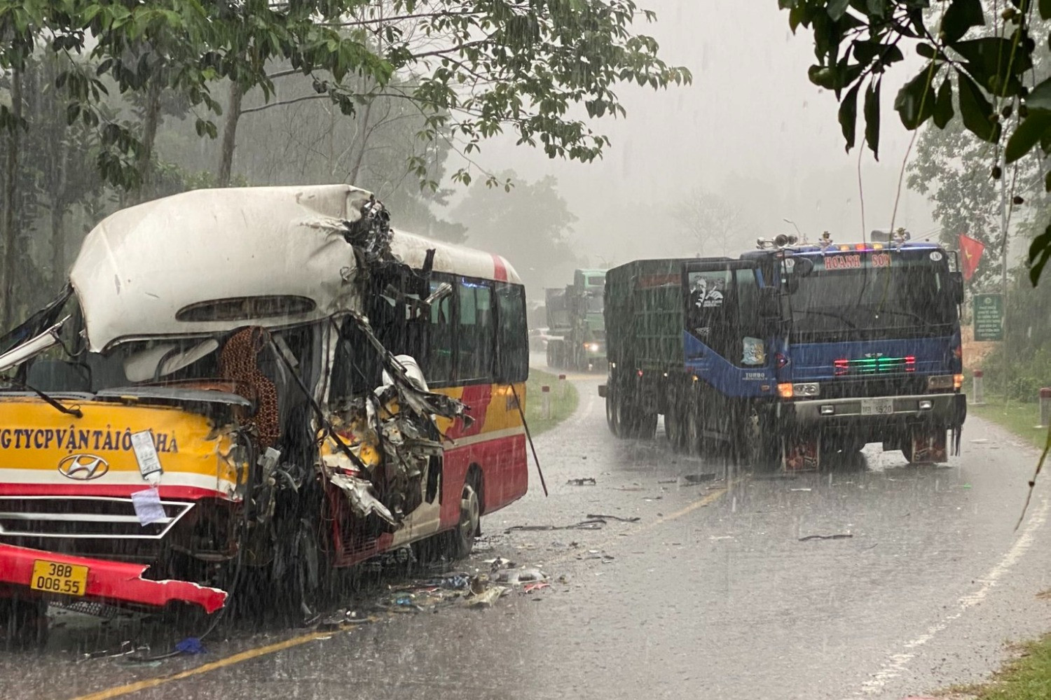 Ô tô buýt chở hàng chục hành khách va chạm với xe đầu kéo-1