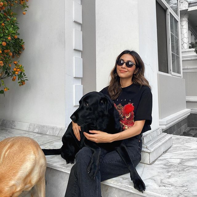 Học Hà Tăng cách diện đồ đen sang trọng, thanh lịch, tinh tế-5