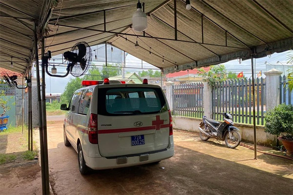 Bé gái 3 tuổi tử vong dưới bể chứa chất thải nhà hàng xóm-2