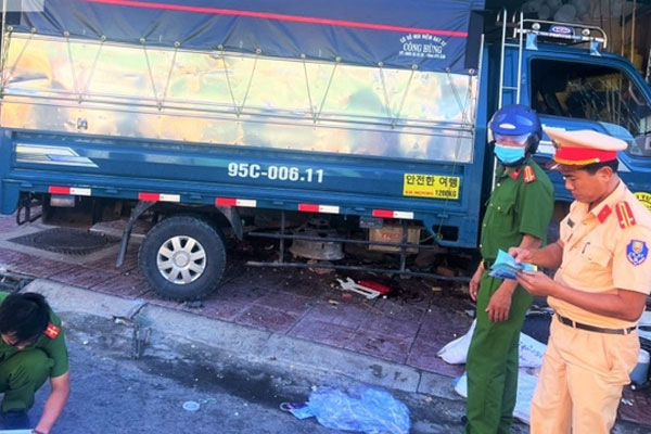 Xe tải đâm vào nhà dân, 2 người phụ nữ thiệt mạng-1