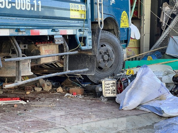 Hàng xóm bàng hoàng kể lại giây phút xe tải lao vào nhà dân làm 2 người tử vong-5
