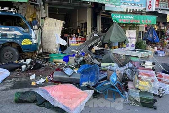 Hàng xóm bàng hoàng kể lại giây phút xe tải lao vào nhà dân làm 2 người tử vong