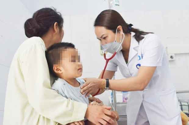 Bé 2 tuổi bỏng lưỡi sau khi uống nhầm thuốc tẩy nốt ruồi-1