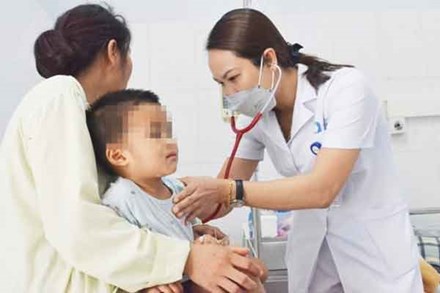 Bé 2 tuổi bỏng lưỡi sau khi uống nhầm thuốc tẩy nốt ruồi