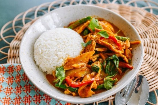 Công thức làm cơm gà cà ri kiểu Thái hấp dẫn, lạ miệng