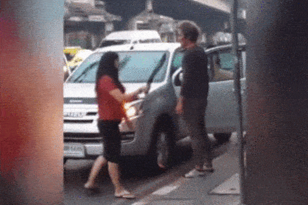 Đi giữa hai ô tô đang lao vào nhau, người phụ nữ thoát hiểm đầy may mắn-1