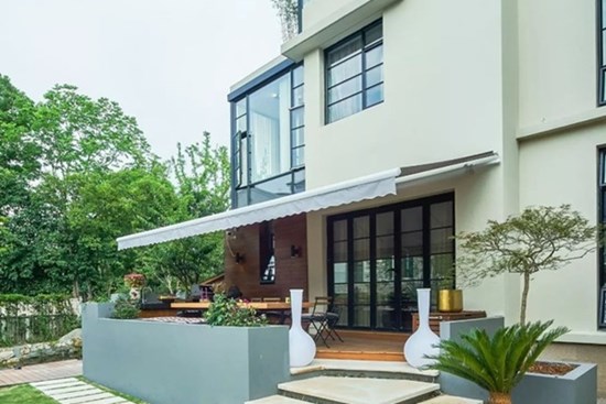 Rời thành phố về ngoại ô xây nhà vườn rộng 1.000m2 với bể bơi và cây xanh
