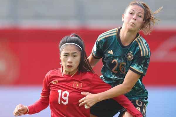 CĐV mặc áo dài tiếp lửa tuyển nữ Việt Nam đấu Mỹ-15