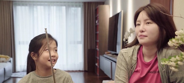 Lịch trình một ngày không kẽ hở của cô bé 9 tuổi khiến nhiều người tranh cãi về cách giáo dục áp lực tạo kim cương của phụ huynh-1