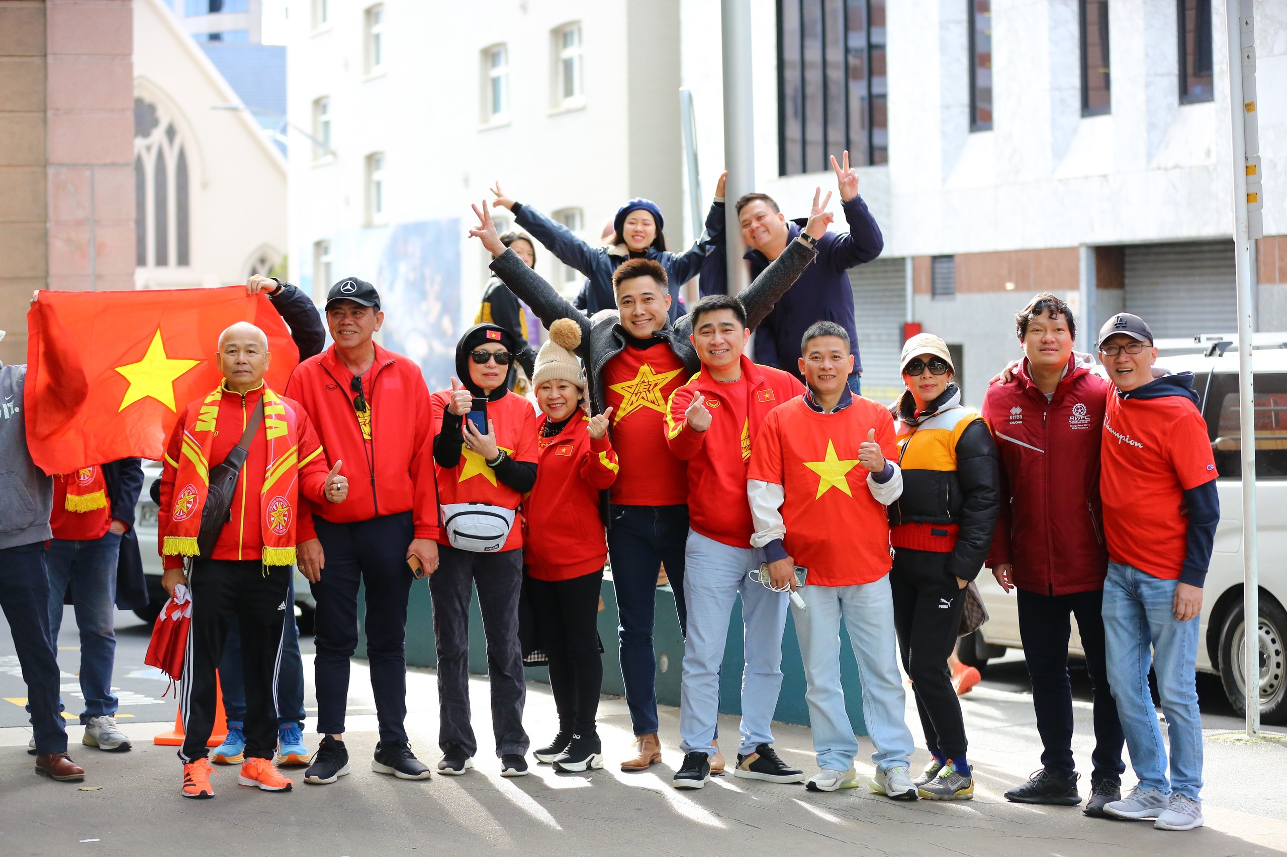 CĐV mặc áo dài tiếp lửa tuyển nữ Việt Nam đấu Mỹ-1