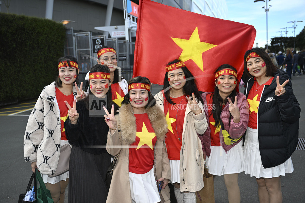 CĐV mặc áo dài tiếp lửa tuyển nữ Việt Nam đấu Mỹ-2