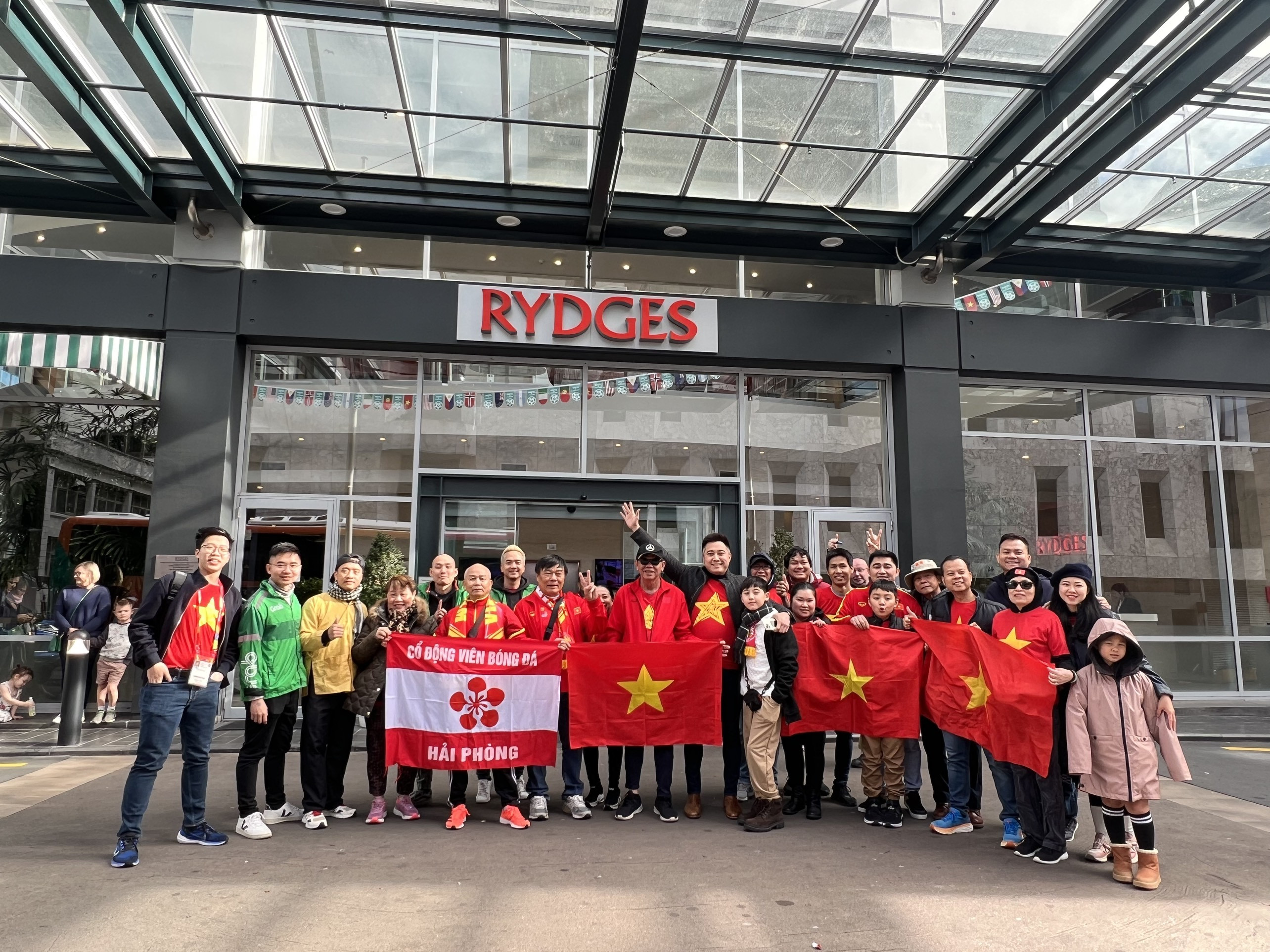 CĐV mặc áo dài tiếp lửa tuyển nữ Việt Nam đấu Mỹ-3