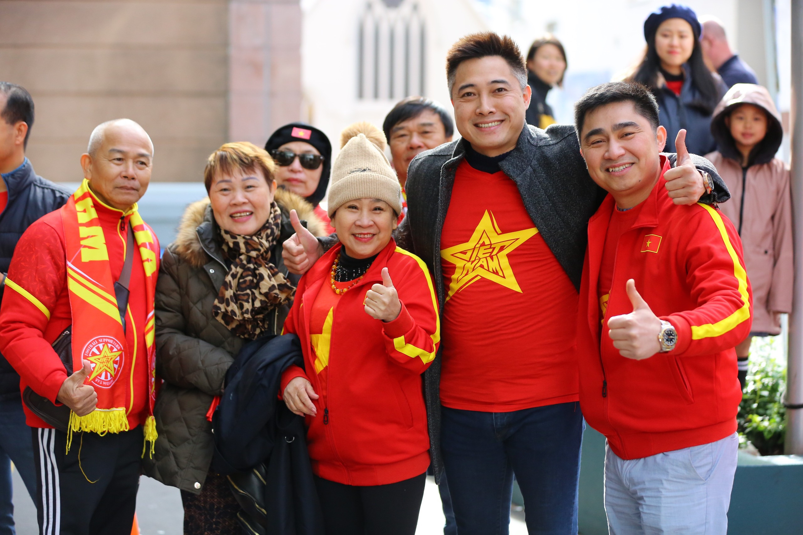 CĐV mặc áo dài tiếp lửa tuyển nữ Việt Nam đấu Mỹ-10