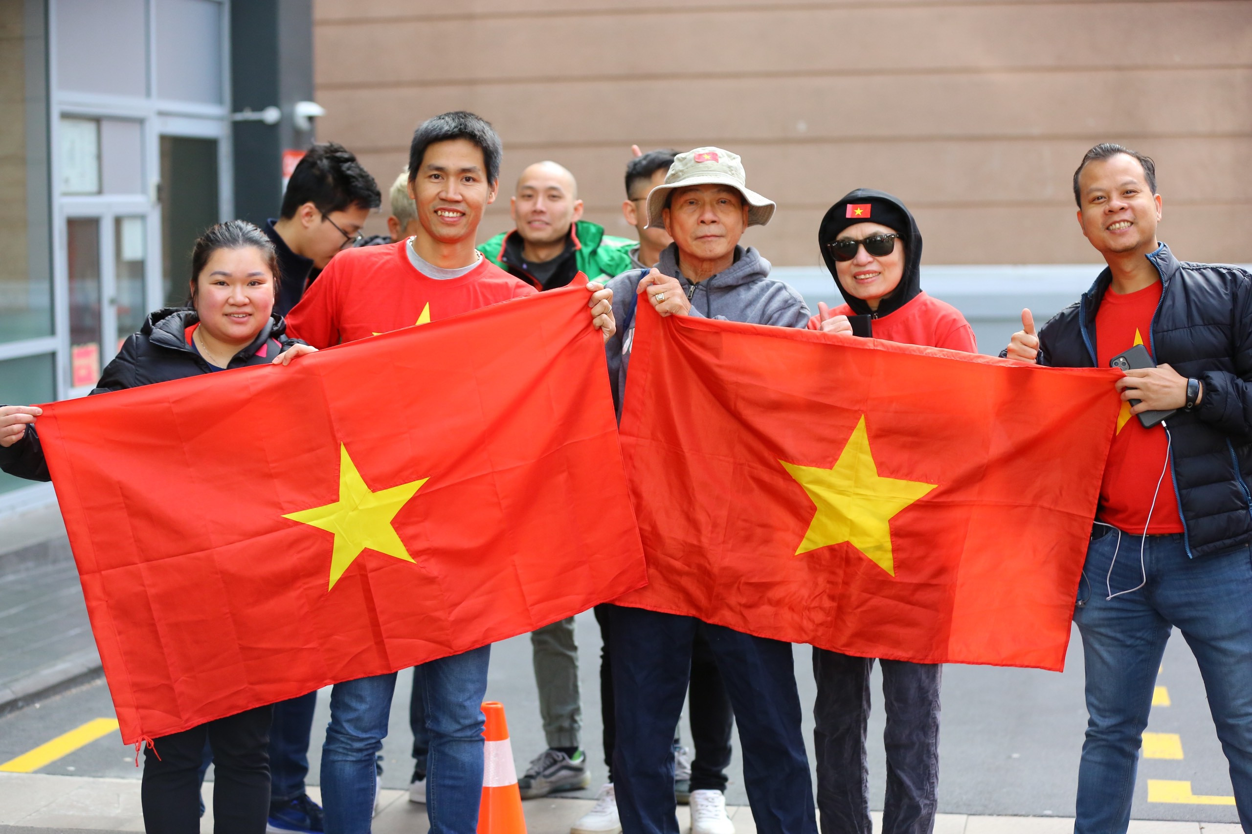 CĐV mặc áo dài tiếp lửa tuyển nữ Việt Nam đấu Mỹ-11
