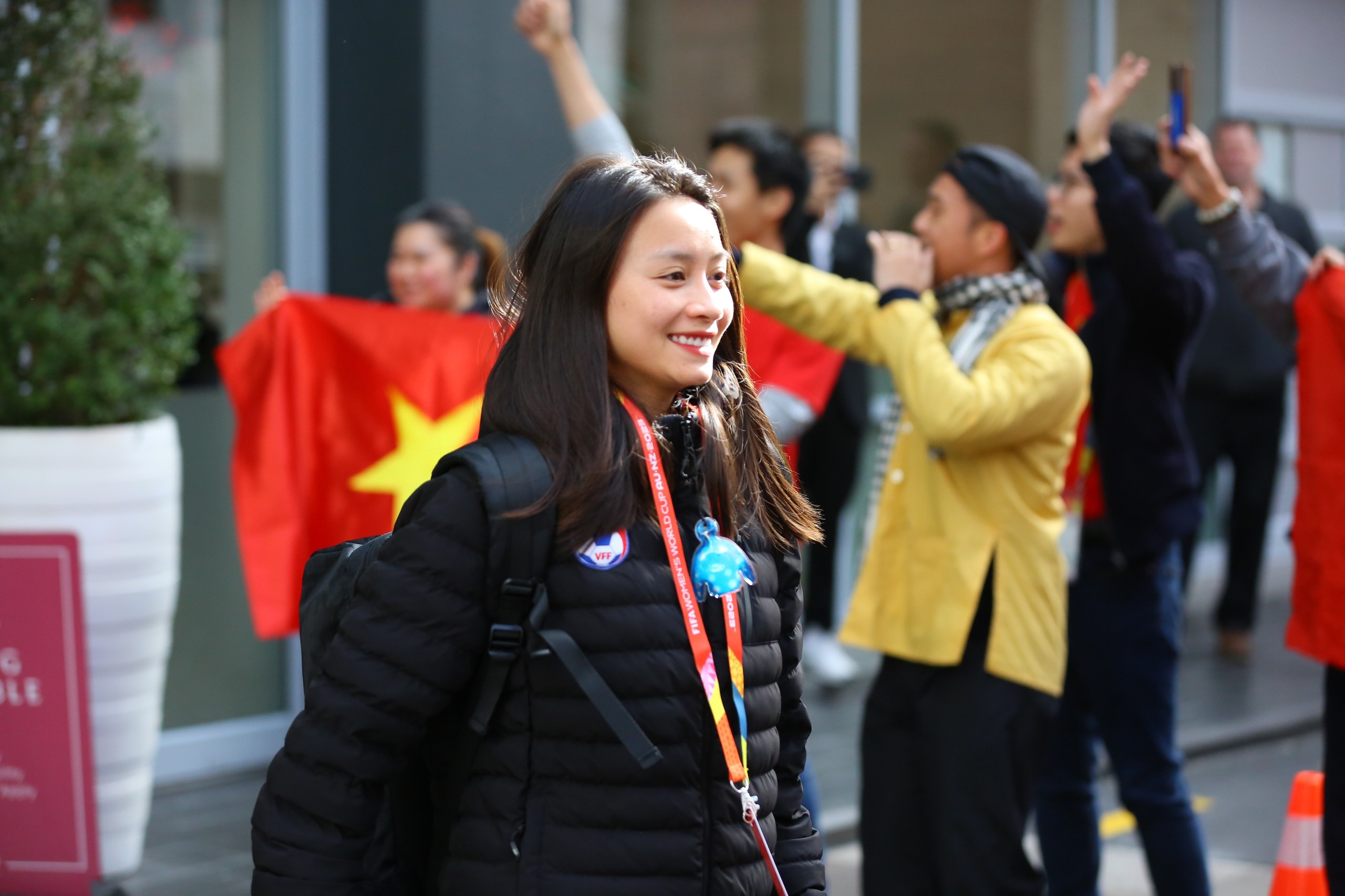 CĐV mặc áo dài tiếp lửa tuyển nữ Việt Nam đấu Mỹ-5