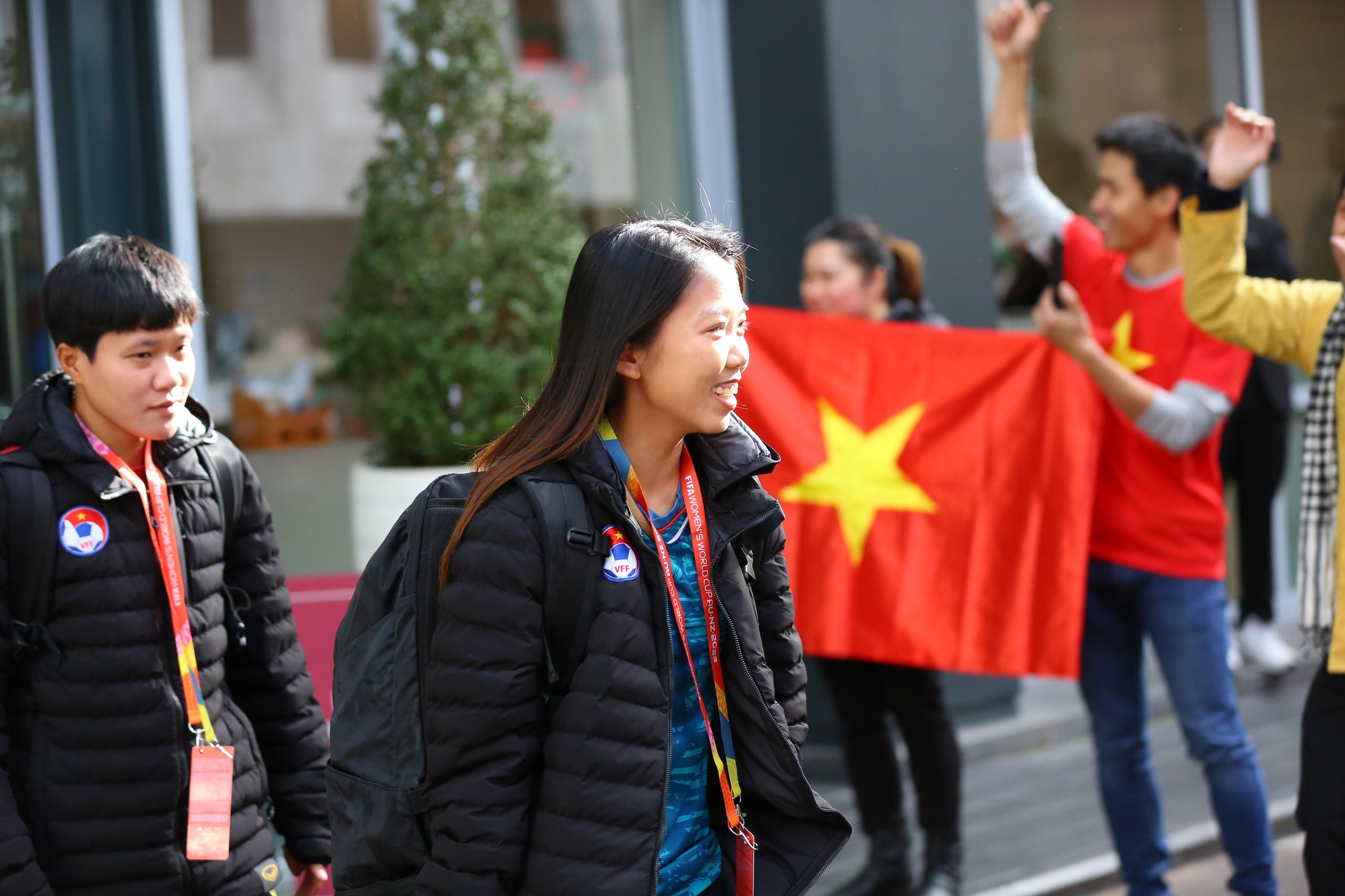 CĐV mặc áo dài tiếp lửa tuyển nữ Việt Nam đấu Mỹ-6