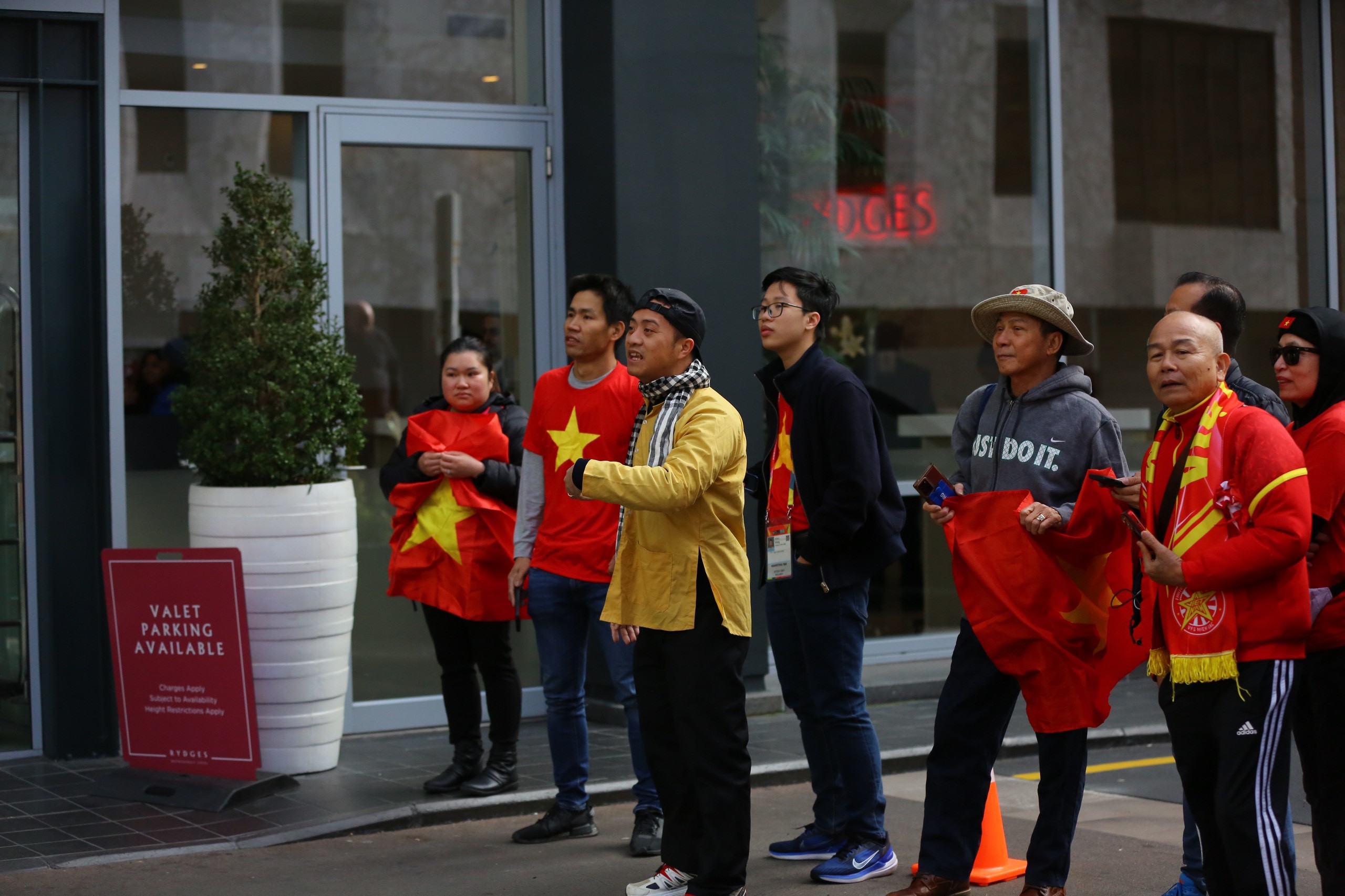 CĐV mặc áo dài tiếp lửa tuyển nữ Việt Nam đấu Mỹ-8