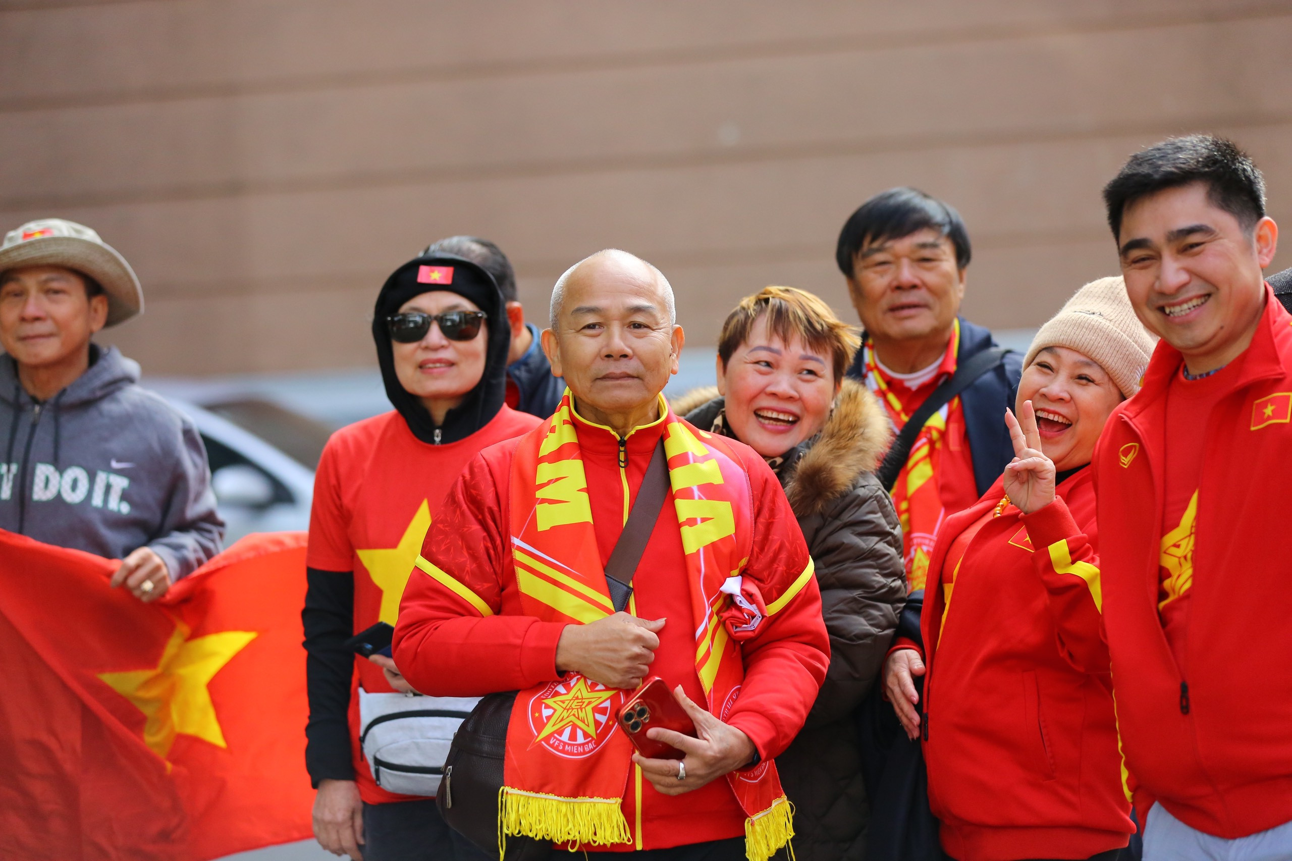 CĐV mặc áo dài tiếp lửa tuyển nữ Việt Nam đấu Mỹ-9