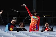 CĐV mặc áo dài tiếp lửa tuyển nữ Việt Nam đấu Mỹ