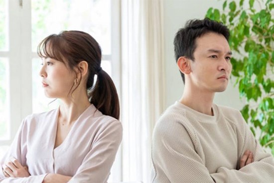 Đọc trộm tin nhắn của tôi, vợ bày đặt ghen tuông với người cũ