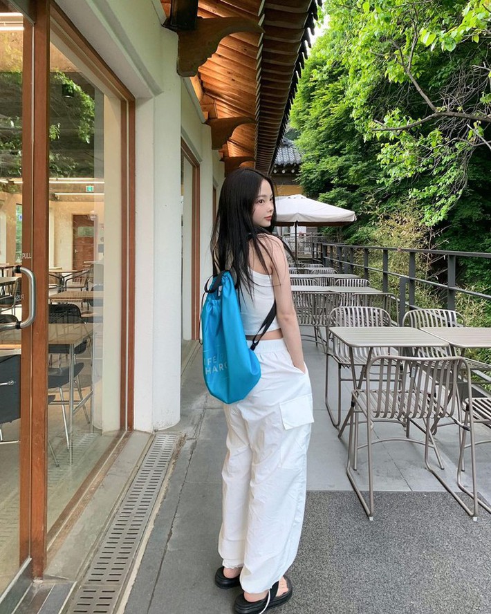 7 set đồ xanh trắng dịu mắt lại hack tuổi hiệu quả-2