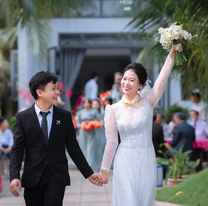 Chàng trai cầu hôn bằng chiếc nhẫn 150.000 đồng, đưa vợ đi mua mảnh đất 40.000m2-2