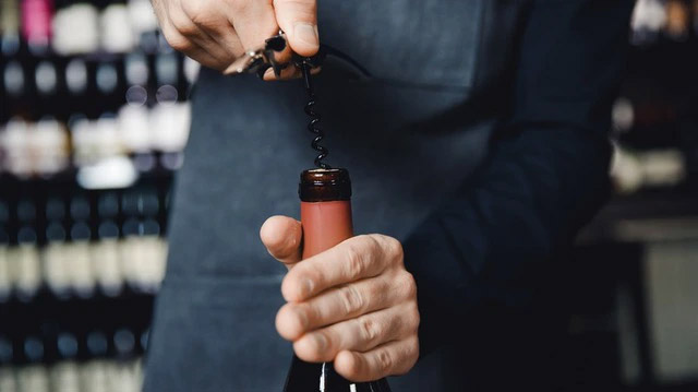 Đóng nút bấc và đưa rượu vang thừa vào tủ lạnh, hóa ra đây là cách làm sai-1