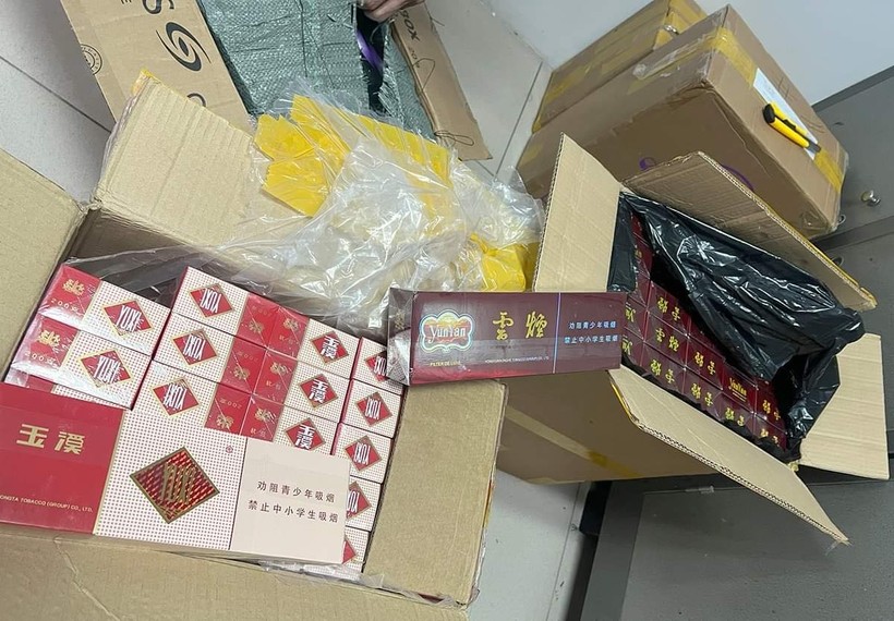 Bắt giữ nam thanh niên cùng hàng nghìn bao thuốc lá lậu ở Hà Nội-1