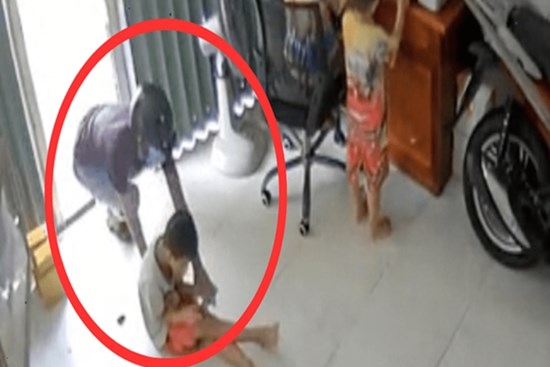 Kẻ lạ mặt tiếp cận 3 đứa trẻ đang chơi trong nhà, bố mẹ bàng hoàng khi xem lại camera