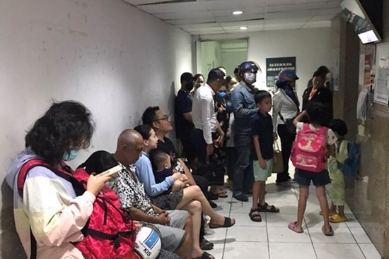 CLIP: Ám ảnh phụ nữ mang thai, người già leo bộ mấy chục tầng vì chung cư hư thang máy cả tháng