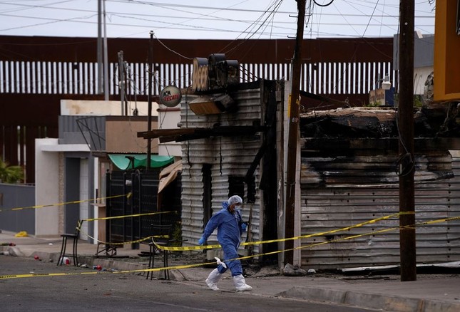 Mexico: Bị đuổi ra khỏi quán bar, nam thanh niên ném bom chai phóng hỏa khiến 11 người chết-1