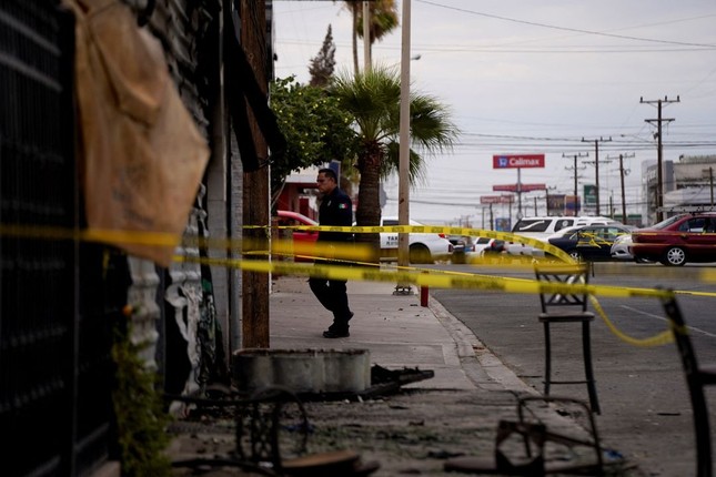 Mexico: Bị đuổi ra khỏi quán bar, nam thanh niên ném bom chai phóng hỏa khiến 11 người chết-3