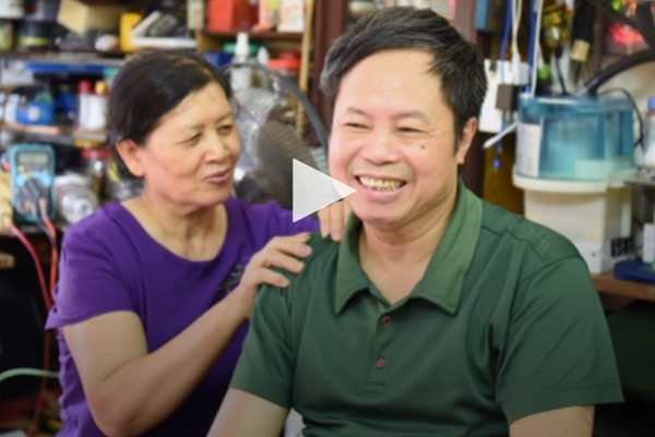 Clip: Cô gái rơi nước mắt khi chứng kiến cảnh tượng trong quán ăn-1