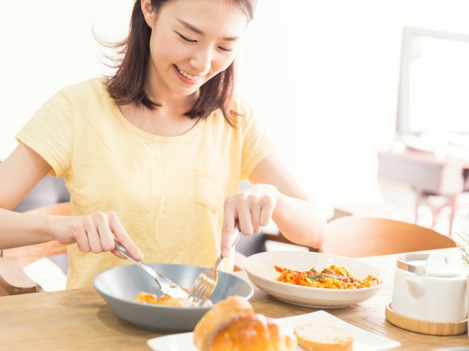 Miếng ăn đầu tiên đưa lên miệng trong bữa cơm quyết định bạn sẽ béo hay gầy, muốn bảo vệ dạ dày phải ăn như này-1