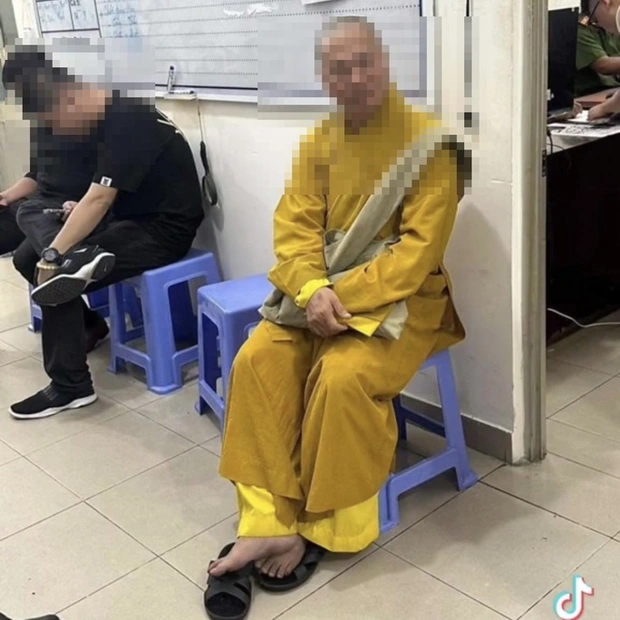 Xôn xao clip người đàn ông trọc đầu, mặc đồ giống nhà sư vào quán nhậu-2