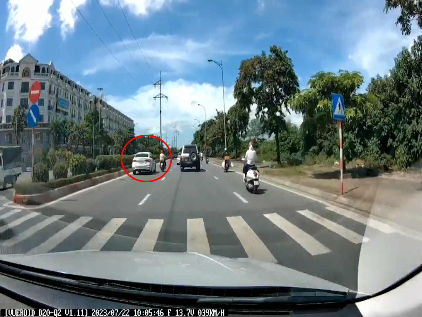 Clip tài xế ô tô bị tình nghi chèn ngã người đi xe máy ở Hà Nội-1