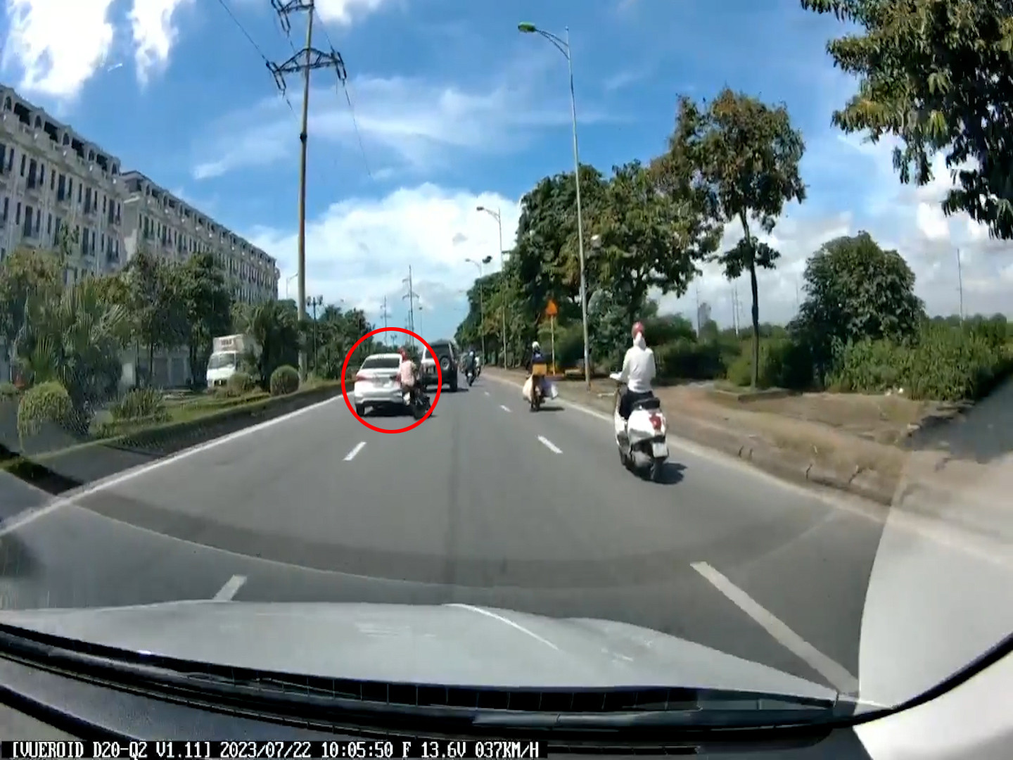 Clip tài xế ô tô bị tình nghi chèn ngã người đi xe máy ở Hà Nội-2