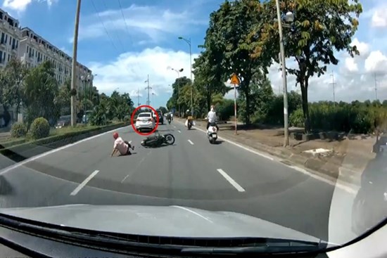 Clip tài xế ô tô bị tình nghi chèn ngã người đi xe máy ở Hà Nội
