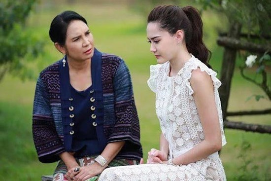 Mới cưới 2 tháng, tôi ngậm ngùi đưa tiền lương của chồng cho mẹ chồng giữ